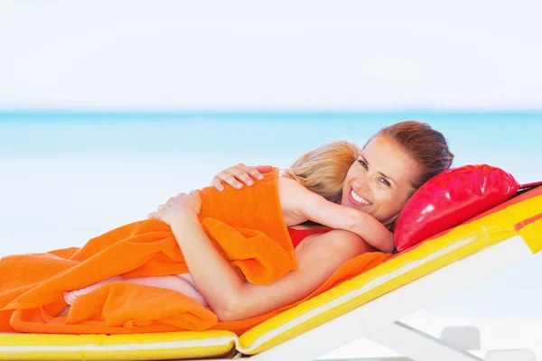 Feliz madre y bebé acostados en chaise-longue — Foto de Stock