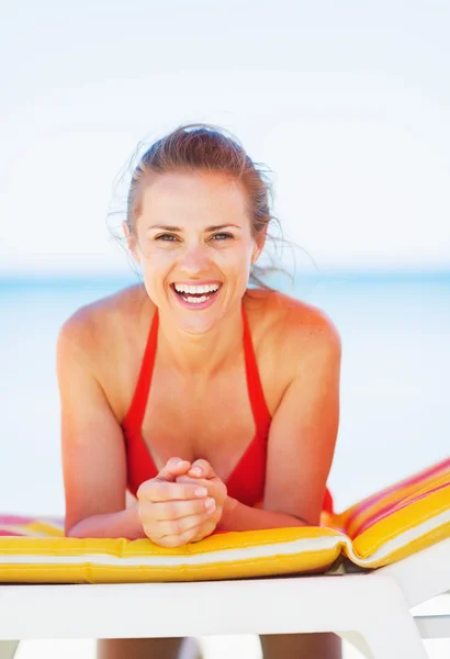 在海滩上微笑着的年轻女人肖像 — 图库照片
