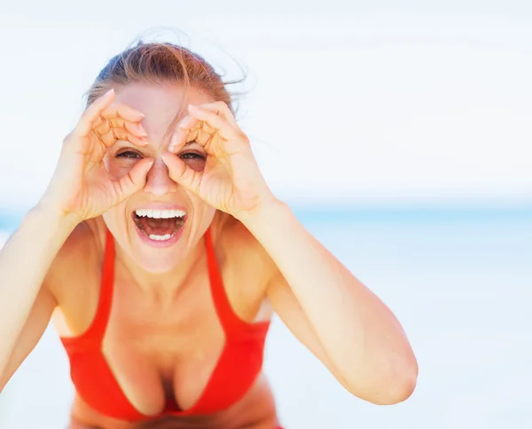 Felice giovane donna sulla spiaggia divertendosi — Foto Stock