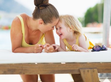 mutlu anne ve bebek havuz kenarında oynarken