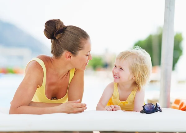 Happy matka a dítě hraje na bazénu — Stock fotografie