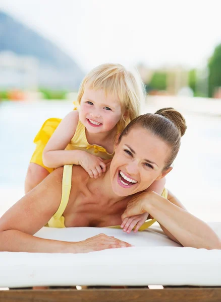 Ritratto di madre e bambino felici a bordo piscina — Foto Stock