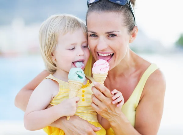 Happy mother and baby eating ice cream — Stock Photo, Image