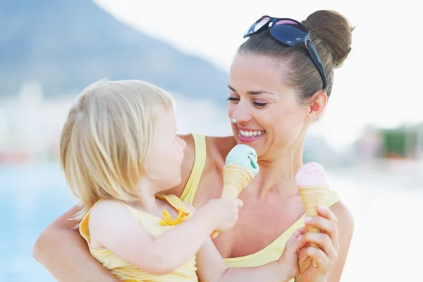 Smeared mother and baby eating ice cream — Stock Photo, Image