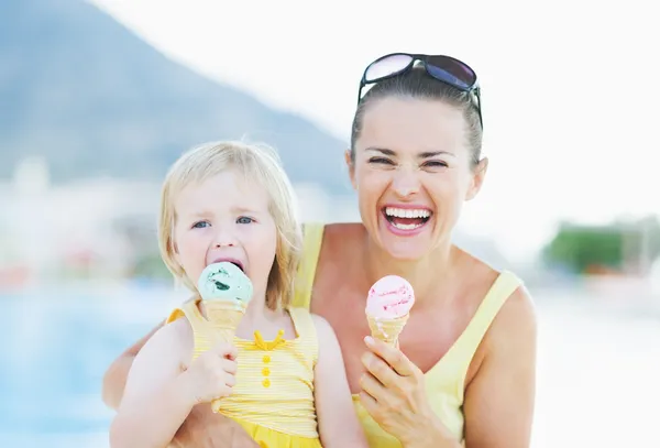 Happy mother and baby eating ice cream — Stock Photo, Image