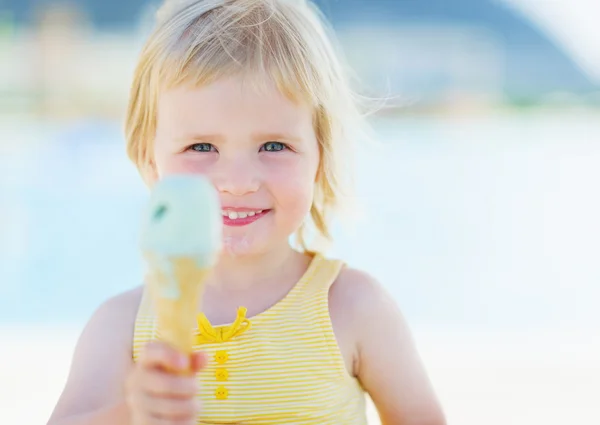 Bambino felice che mostra il gelato — Foto Stock