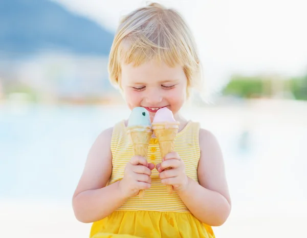 Szczęśliwe dziecko z dwoma rogami lody — Zdjęcie stockowe