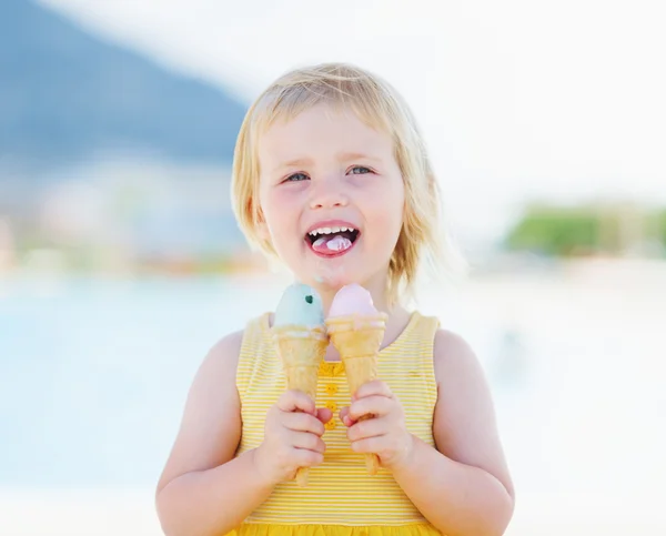 Bambino felice mangiare due gelati — Foto Stock
