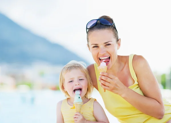 Gelukkig moeder en baby eten van ijs — Stockfoto