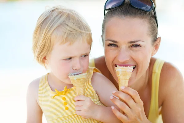 Mamma e bambino mordere il gelato — Foto Stock