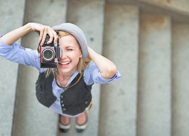 Kız retro kamerayla fotoğraf yapma