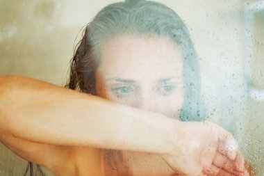 Ağlayan cam duş kapıya yaslanmış kadın vurguladı