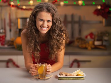 genç bir kadın içki zencefil çayı Noel içinde gülümseyen dekore k