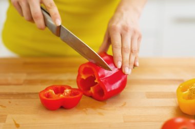 tatlı kırmızı biber kesme kadın