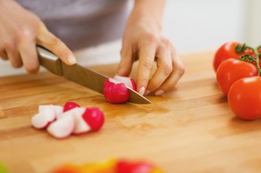 tatlı kadın kesme turp üzerinde kesme tahtası üzerinde