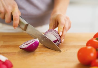 tatlı kadın kesme soğan üzerinde kesme tahtası üzerinde