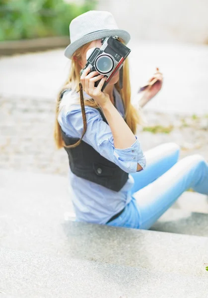 Дівчина робить фото з ретро камерою — стокове фото