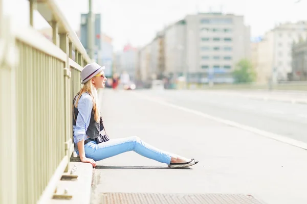 Hipster chica sentado en la calle de la ciudad — Foto de Stock