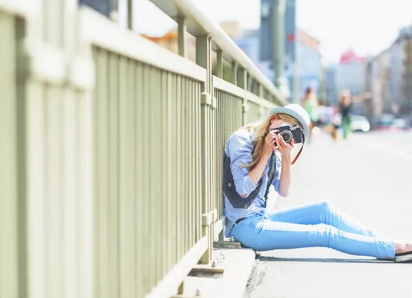 Mädchen macht Foto mit Retro-Kamera — Stockfoto