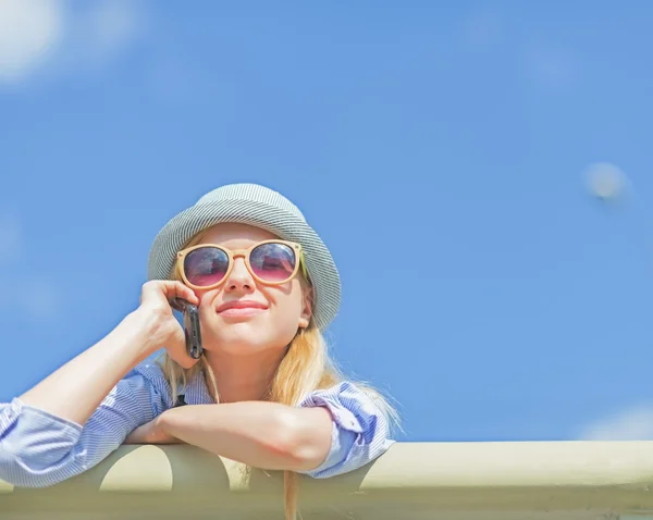 时髦女孩用的手机 — 图库照片