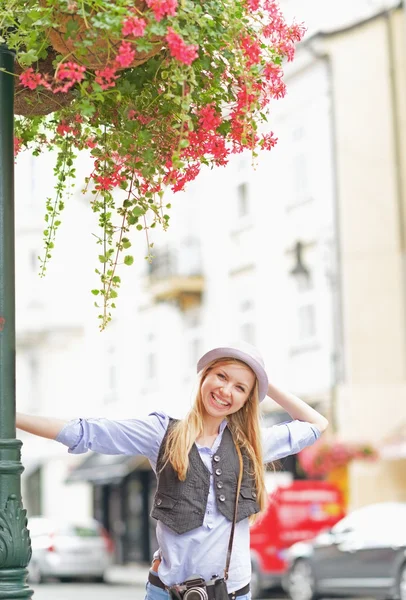 Glückliches Hipster-Mädchen auf der Straße der Stadt — Stockfoto