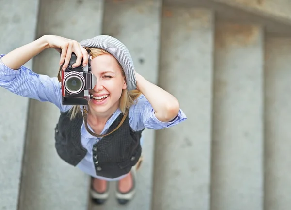 Girl making photo with retro camera — Stock Photo, Image