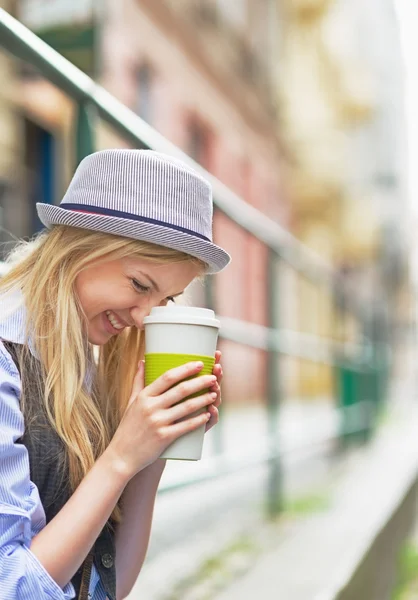 Meisje met kaart en kopje warme drank — Stockfoto