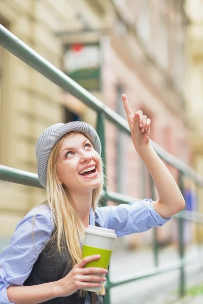 Ragazza con mappa e tazza di bevanda calda — Foto Stock