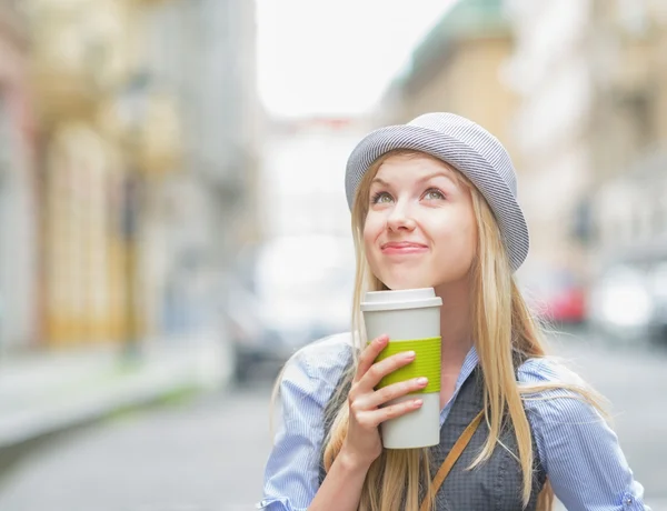 Девушка с картой и чашкой горячего напитка — стоковое фото