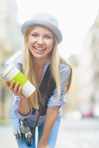 Chica con mapa y taza de bebida caliente — Foto de Stock