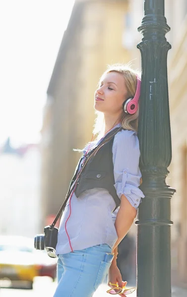 Хипстерская девушка слушает музыку — стоковое фото