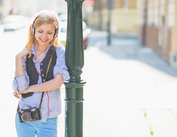 Hipster-Mädchen hört Musik — Stockfoto