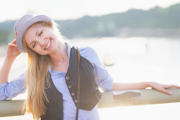 Retrato de chica hipster feliz en la ciudad — Foto de Stock