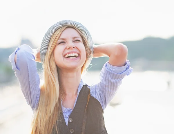 Porträt eines glücklichen Hipster-Mädchens, das in der Stadt jubelt — Stockfoto