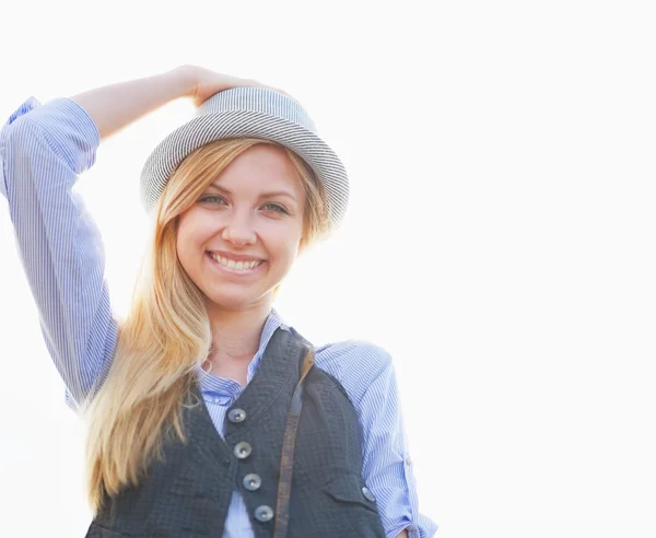 Retrato de chica hipster feliz en la ciudad — Foto de Stock