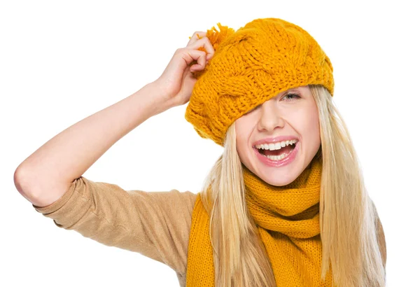 Glad tjej i scarf och hatt har roligt — Stockfoto