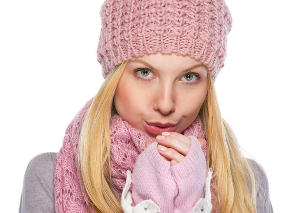 Girl in winter clothes warming hands — Stock Photo, Image