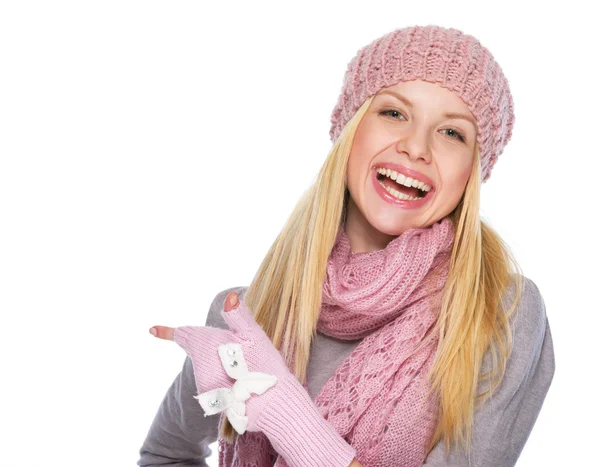 Happy girl in winter clothes pointing on copy space — Stock Photo, Image