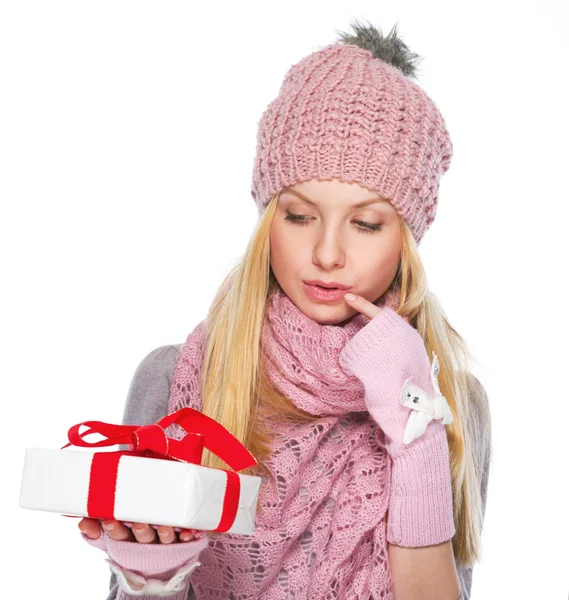 Chica con caja de presentación de Navidad — Foto de Stock