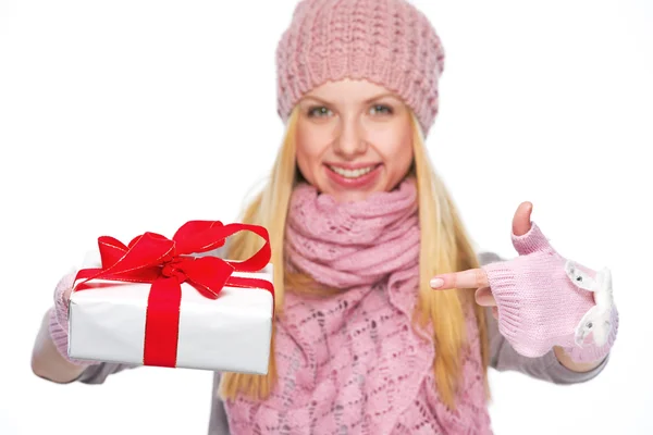 Flicka med jul presenterar box — Stockfoto