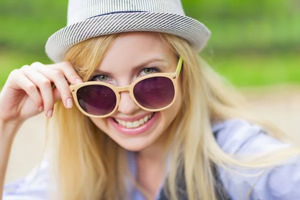 Portret van gelukkig hipster meisje dragen van een zonnebril — Stockfoto