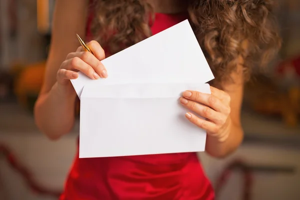 빨간 드레스 크리스마스 편지를 퍼 팅에서 여자에 근접 촬영 — 스톡 사진