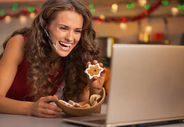 Souriante jeune femme montrant des biscuits de Noël — Photo