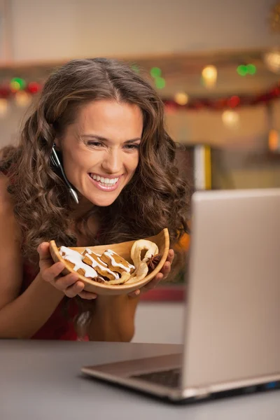 Mujer joven sonriente mostrando galletas de Navidad —  Fotos de Stock