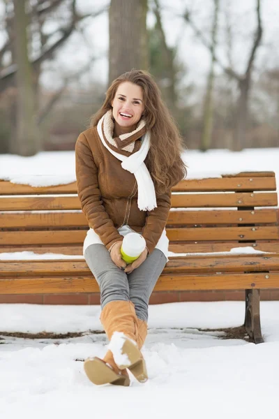 Frau mit Tasse Heißgetränk — Stockfoto