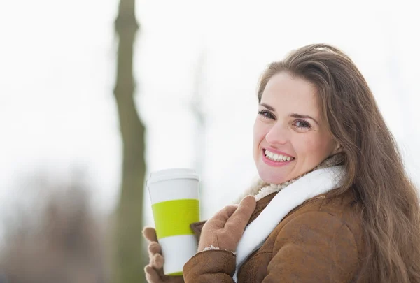 Mujer con taza de bebida caliente — Foto de Stock