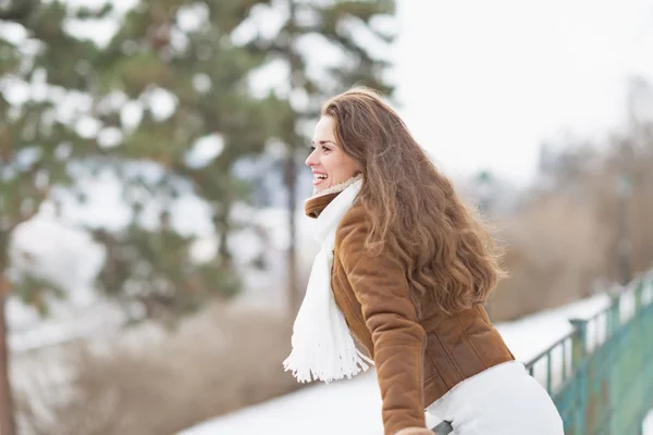 Jovem feliz desfrutando de inverno ao ar livre — Fotografia de Stock