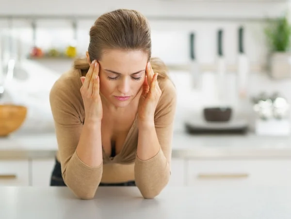 Portret van gestresst jonge huisvrouw in keuken — Stockfoto