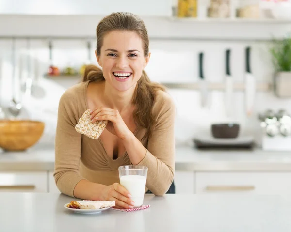 Souriant jeune femme prenant un petit déjeuner sain — Photo