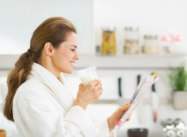 Ama de casa desayunando saludable — Foto de Stock